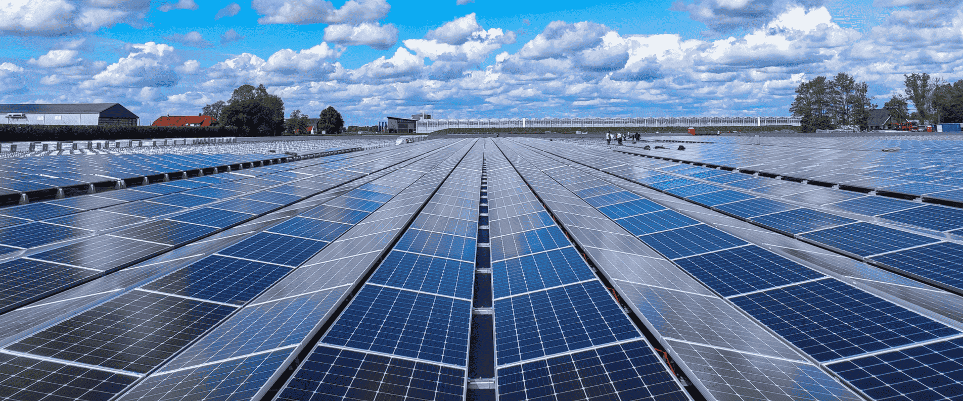 Distesa di pannelli fotovoltaici su una copertura industriale